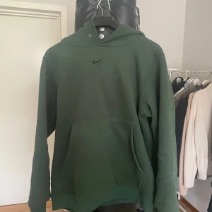 Nike hoodie  - Säljer denna snygga Nike hoodie då jag inte behöver den längre. Hör av er vid frågor 