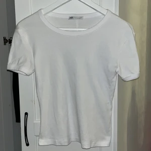 Zara tshirt  - Säljer en jättesöt tshirt från Zara då den inte kommer till användning. Den är i nyskick och använd fåtal gånger. Kom privat om du har frågor ❤️
