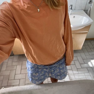 Orange sweatshirt - Solblekt orange sweatshirt från Gina, knappt använd 