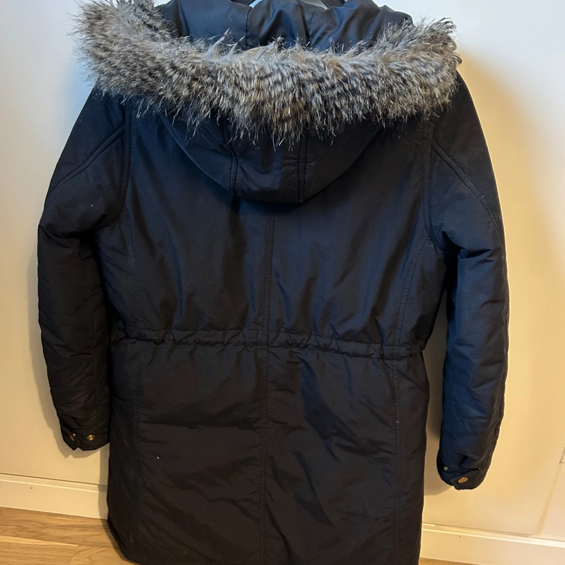 Mörkblå parkajacka med pälskantad huva - 90