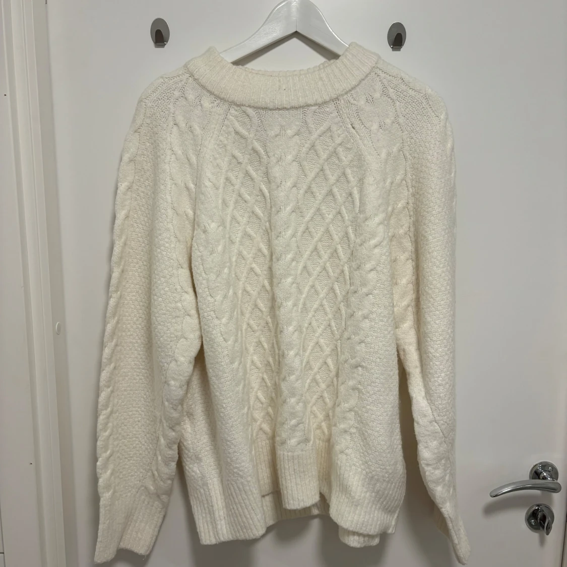 Kabelstickad vit tröja