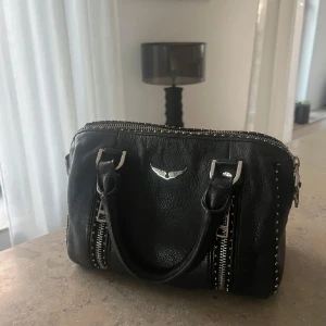 Zadig Voltaire väska  - Säljer min jättefina Zadig sunny bag väska då jag tyvärr inte använder den längre. Den är i mellan storleken så inte den största eller den minsta❤️