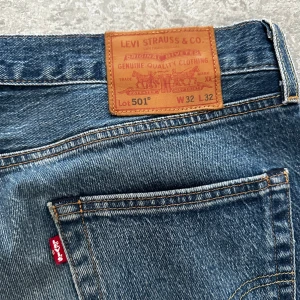 Levis 501 - Snygga Levis 501 Straight Leg, passar alla stilar. Bekväma och perfekt passform. Själv har jag inte använt dom så mycket som dom förtjänar. Köpta på Zalando för 1000kr. 