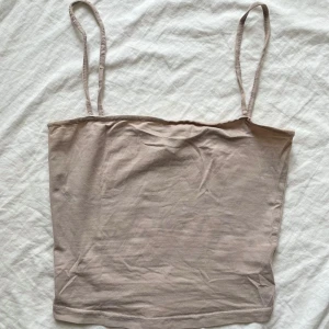 Beige linne - Ett beiget Linne ifrån H&M i mycket bra skick. Köpte Linnet för ca ett år sedan men tyckte inte färgen passade mig så det kom inte till användning.  Pris går att diskutera🩷