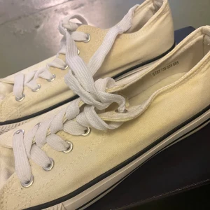 Vita skor  - Mycket bra skick, använd ett par gånger.