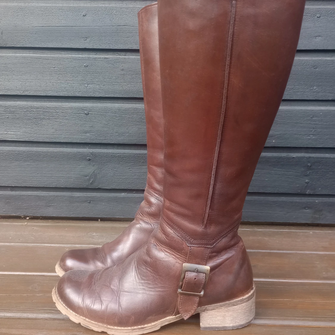 knähöga stövlar med spännen - 90