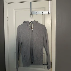 Hoodie  - Säljer en Morris zip hoodie i storlek M men skulle säga att den passar S. Skicket är bra då jag bara använt plagget ett fåtal gånger.