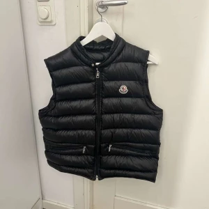 Moncler väst  - Västen är använd fåtal gånger så skicket på den är rätt så bra. Storleken är M men kan passa dem som har S. Det funkar att scana NFC taggen. 