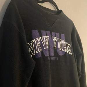 Good quality new Svart/black sweatshirt Storlek S-M text purple NewYork