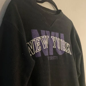 Svart graphic streetwear sweatshirt NewYork - Good quality new Svart/black sweatshirt Storlek S-M text purple NewYork