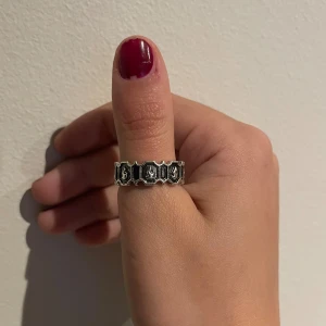 Silverring m eldsflammor på - Aldrig använd silverting m eldsflammor på, ganska stor, pris kan diskuteras 