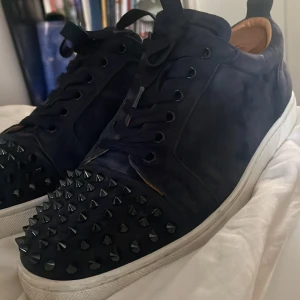 Christian Louboutin  - Säljer mina Christian Louboutins ÄKTA har tyvärr inte kvar boxen då jag slängde den när jag flyttade. Skick 8/10