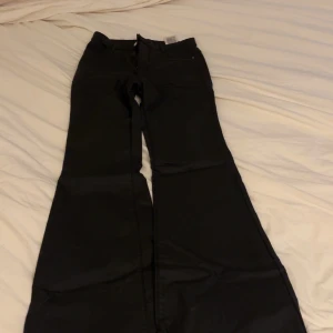 Bootcut skinnbyxor  - Aldrig använd, köpt från ONLY, testar på och är lite för långt för mig, är du över 165 så passar den perfekt för dig, stretchiga, väldigt bekväma 