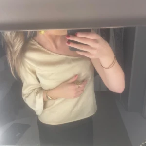 Fest topp - En jättefin fest topp som är one shoulder, men som tyvärr inte används längre💓💓