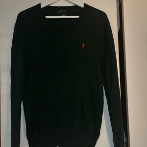 Polo  - Polo stikad tröja fin skick har inte använt den.