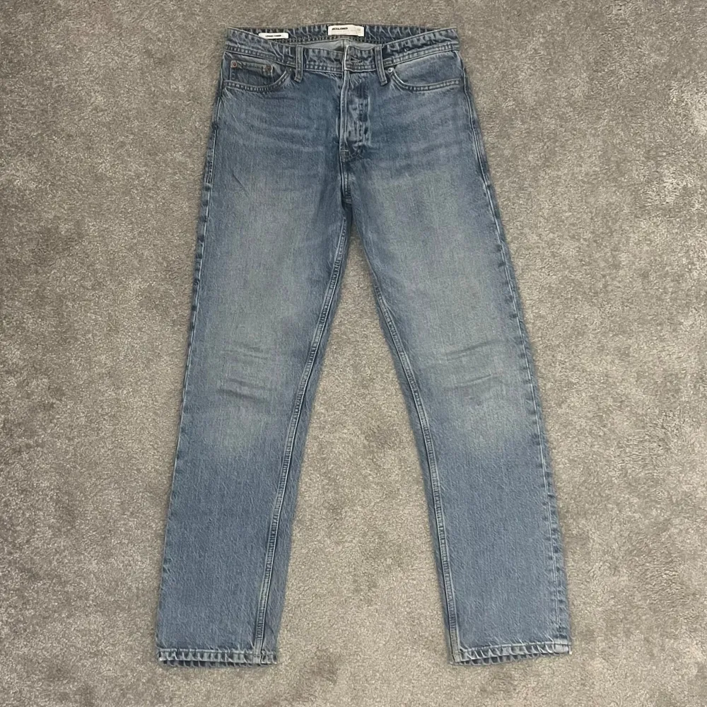 Säljer ett par jeans i nyskick, använda kanske 2-3 gånger. Köpta för 800kr. . Jeans & Byxor.