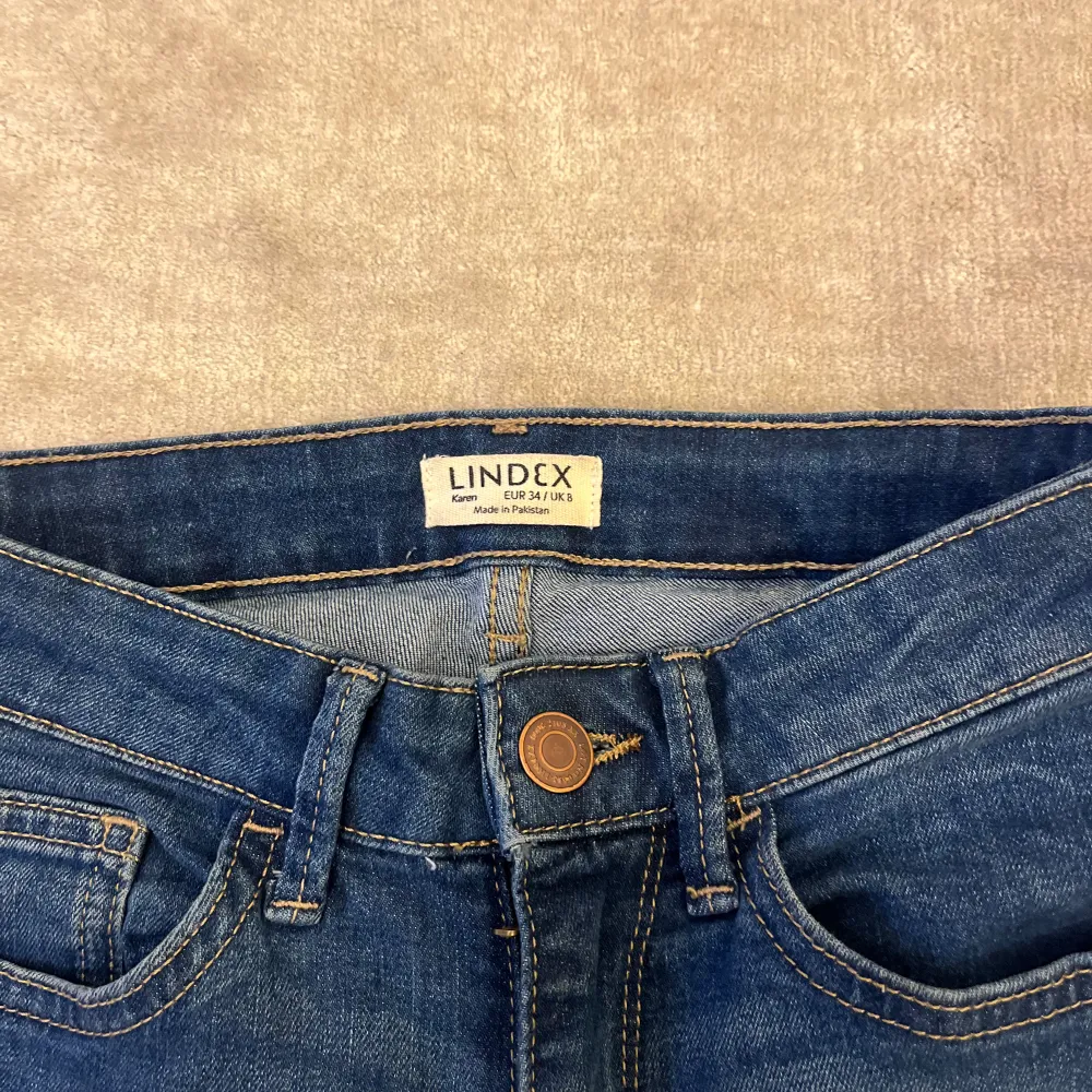 Säljer ett par bootcut jeans från Lindex i storlek 34, knappt använda! . Farkut & Housut.