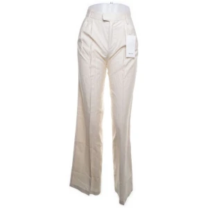 Beige kostymbyxor - Beiga kostymbyxor/palazzobyxor från Bershka. Helt oanvända. Så fina nu till hösten. Storlek 32 mrn passar även XS/34.