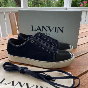Lanvin skor  - Hej! Säljer nu dessa galet snygga lanvin skor. Skorna är i toppskick 9.5/10. Med skorna medföljer dustbag och helt nya snosnören från lanvin 