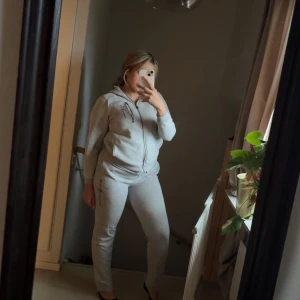 Mjukisset - Sail Racing  - Använd bara några gånger, väldigt bra skicka och passform, är 163 och en strl M i byxor och S i tröja, passar mig bra 