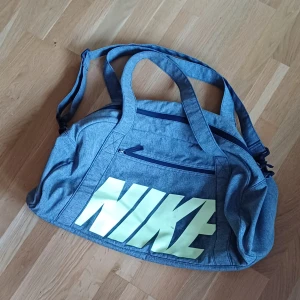 Nike väska - Använder inte längre, använd hyffsat många gånger därmed fläckar på nikeloggan, annars bra skick.