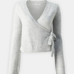 Omlott kofta - Helt slutsåld omlott kofta som är helt oanvänd🫶🏻🫶🏻