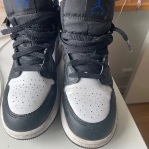 Air Jordan  - AIR JORDAN MID 