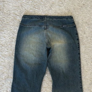 Snygga jeans - Säljer dessa jättesnygga jeans då de tyvärr var alldeles för små på mig. Midja rakt över-33cm. Innerbenslängd-80cm. Benbredd längst ner-29cm. Midjehöjd-19cm. Total längd-99cm. Bara att höra av sig vid andra prisförslag, frågor eller för fler bilder!💛