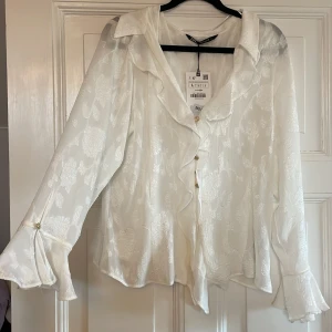 Oanvänd blus zara - Såå fin vit blus från zara som tyvärr inte kommit till användning. En liten sminkfläck på insidan efter jag testat den men lär gå bort i tvätten