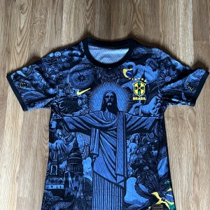 Brasilien T-shirt (Jesus statyn) - Hej! Jag säljer den här T-shirten eftersom den är lite för liten för mig. Den passar dock perfekt för någon som har storlek S. 