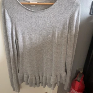 gullig grå volang topp - jätte skönt material, använd typ 2 ggr, säljer för jag bytte stil, passar xs-m, pris kan diskuteras🩷