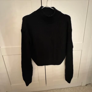 Svart stickad tröja - Msyig svart stickad tröja från H&M i strl S, aldrig använd!!🍂