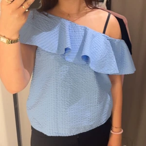 Volangblus - Endast använd 1-2 gånger därav nyskick!💓