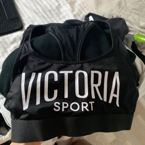 Victoria secret sport bh - Kommer ej till användning därav säljer jag den. Pris kan diskuteras 💕