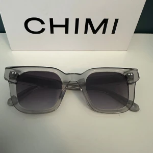 Chimi 04 grey - Todella hyvässä kunnossa olevat chimin aurinkolasit myyntiin. Aurinkolasit ostettu muutama kuukausi sitten mutta kuittia ei valitettavasti enään ole. Mukaan tulee kaikki alkuperäinen mm. Paketti, kotelo, liina ja suojapussi. Myydään pois uusien lasie