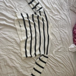 Randig tröja - En svart och vit randig stickade tröja