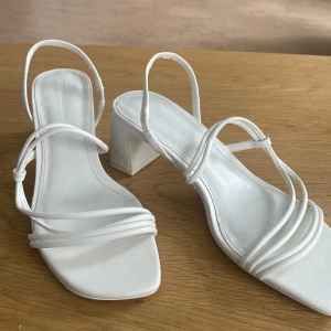 Vita klackar - Använda en gång så i bra skick!