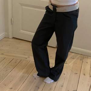 Ett par mörkgråa dickies work pants jag köpt second hand. Bra skick. Sitter väldigt stort uppvikta men snygga nervikta. För referens brukar jag ha midjemåttet ca 78-80 cm och innerbensmåttet ungefär 78 cm 🫶