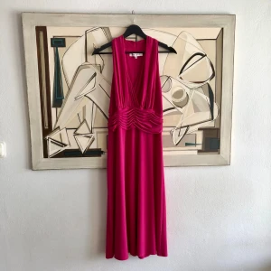 Klänning hallonröd rosa röd Vintage  - En vintage klänning i perfekt skick i från Evan Picone strl är en 14 och skulle säga den passar 40/42