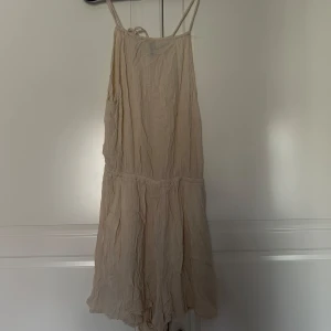 Beige H&M jumpsuit - Skick: väldigt bra