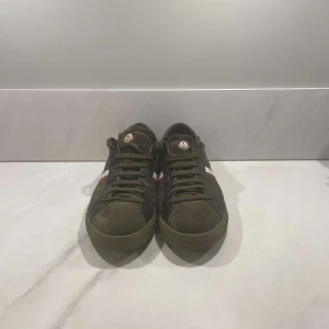 Moncler skor - Säljer dessa extremt snygga och fräscha Moncler skor i nyskick! Dom är i storlek 43 men passar även 44. Kom dm för mer info eller bilder! 