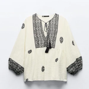 blus, zara - en snygg blus från Zara som är inprincip i ny skick då den användts fåtal gånger💞 skriv för fler bilder på blusen 💞