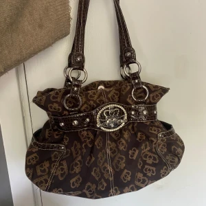 Kathy Van Zeeland väska  - Äkta Kathy Van Zeeland väska som är köpt secondhand på Karlaplan. Ser ut som ny! Ordentliga band och inga defekter. 