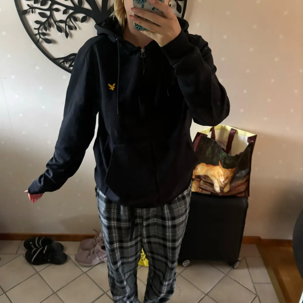 Ziphoodie från Lyle&Scott, väldigt fint skick då den är sparsamt använd😇 Osäker på storlek men skulle säga M/L i herrstorlek!. Hoodies.