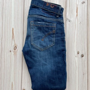 Dondup George jeans - Säljer nu dessa feta Dondup George jeans. Modell: George | Storlek: 31W men sitter som 30W | Färg: Marinblå | 