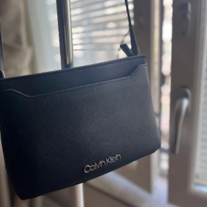Calvin Klein Väska - Fint skick, använd fåtal gånger, säljs vid upplockning.