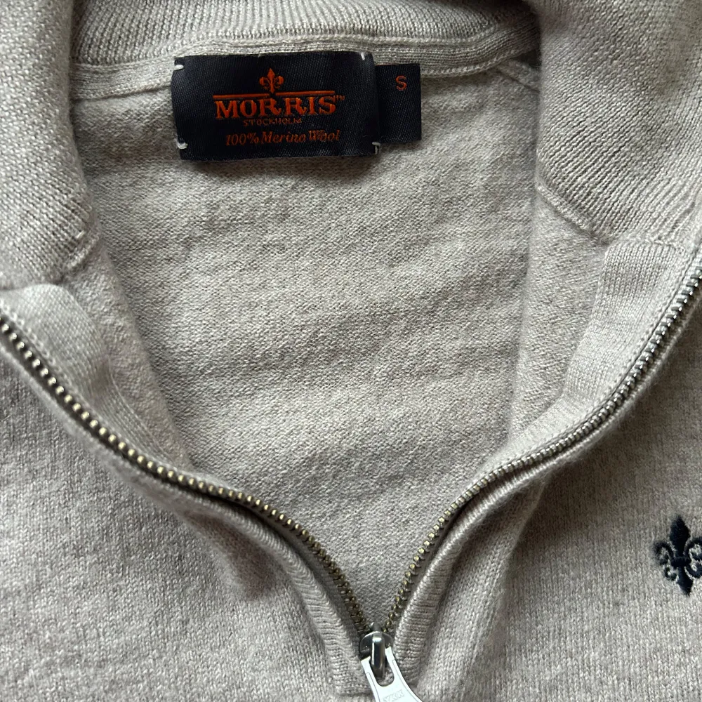 En riktig snygg Morris half zip i mycket bra skick. Den var storlek S men krympte i tvätten så nu passar den ungefär 160 cm. Hör av er vid frågor och funderingar.. Tröjor & Koftor.