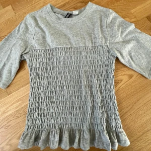 Säljer denna super fina t-shirt  - Den är aldrig använd och där med i super bra skick. Tröjan är slutsåld och svår att få tag på