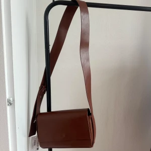 Axelremsväska  - Säljer denna helt oanvända väskan från NAKD. 💗