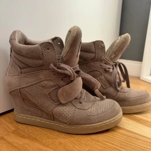 Isabel marant liknande skor - Superfina kilklackar, dom är i storlek 37. 